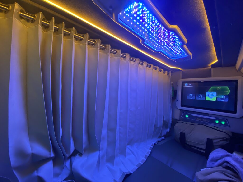 把拉簾拉上後就像膠囊旅館一般