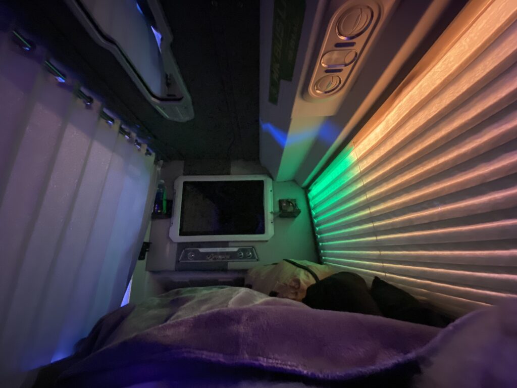 右側對外窗戶是用類似百葉的簾子也蠻不錯