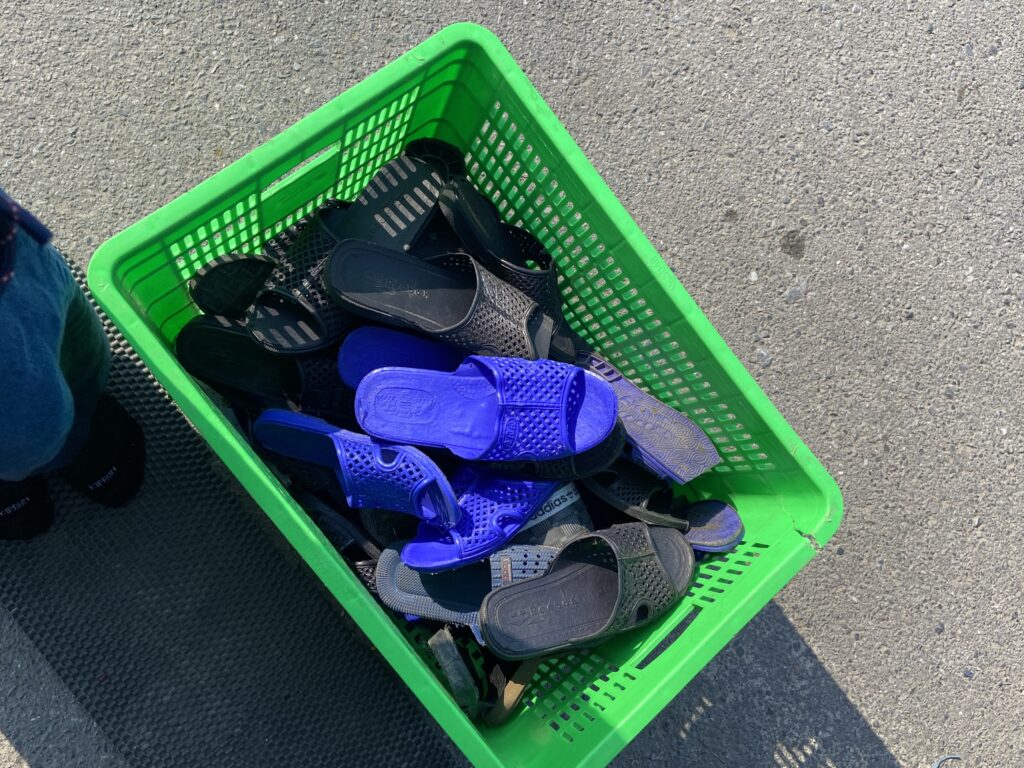 下車有提供拖鞋可穿