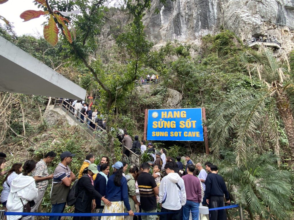 下龍灣郵輪熱門景點:驚訝洞