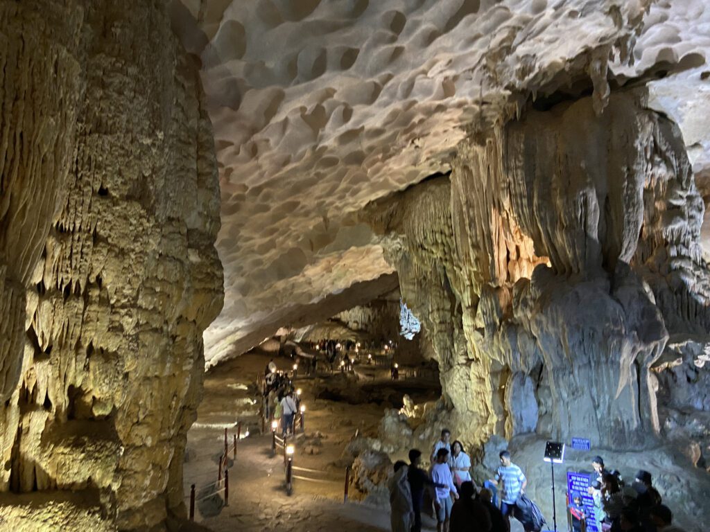 下龍灣郵輪熱門景點:驚訝洞