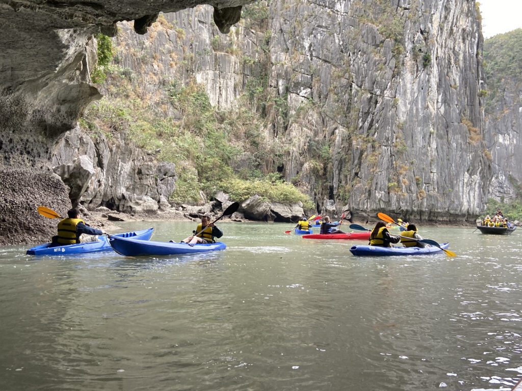 下龍灣:獨木舟行程