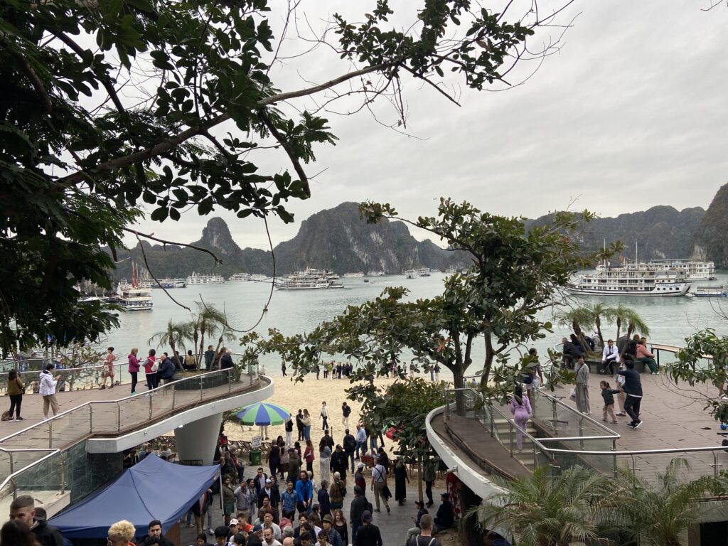 英雄島眺望下龍灣