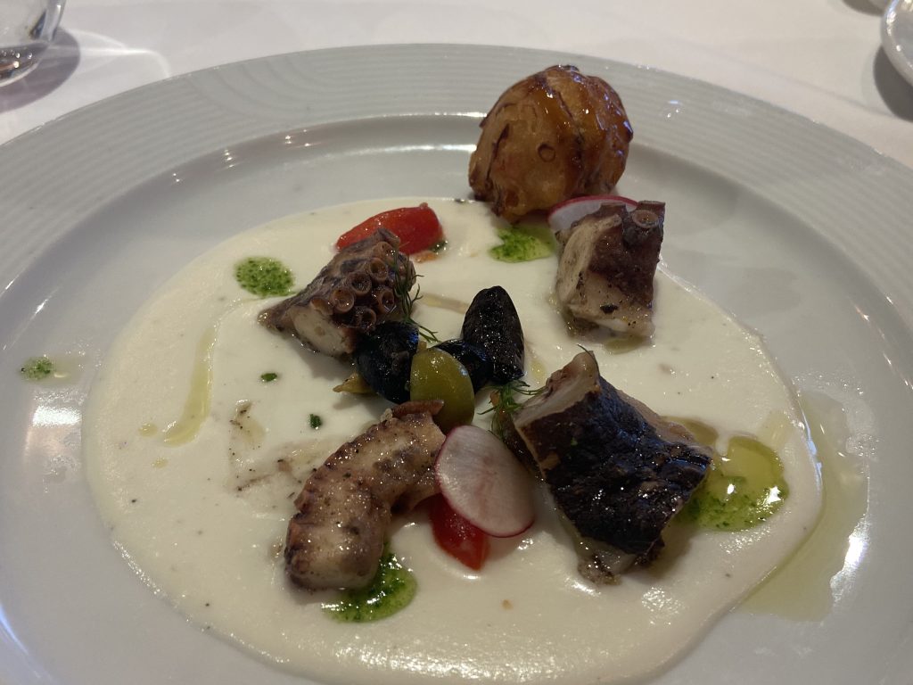 主餐廳餐點：醃製章魚佐馬鈴薯沙拉