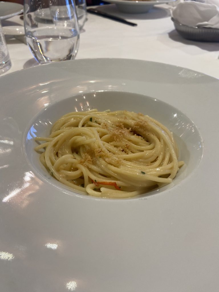 主餐廳餐點：蒜蓉奶油義大利麵