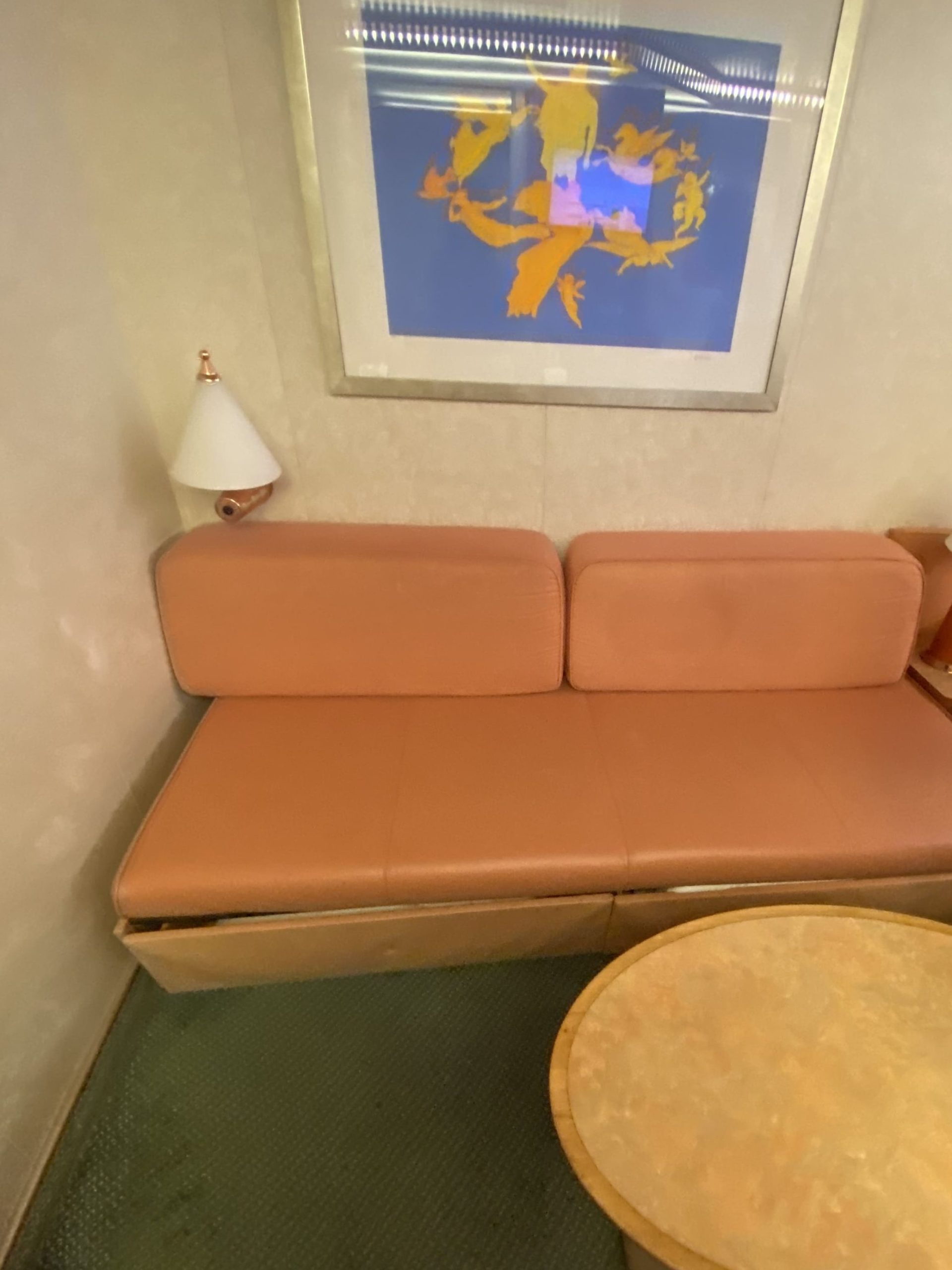 歌詩達郵輪陽台房的沙發區