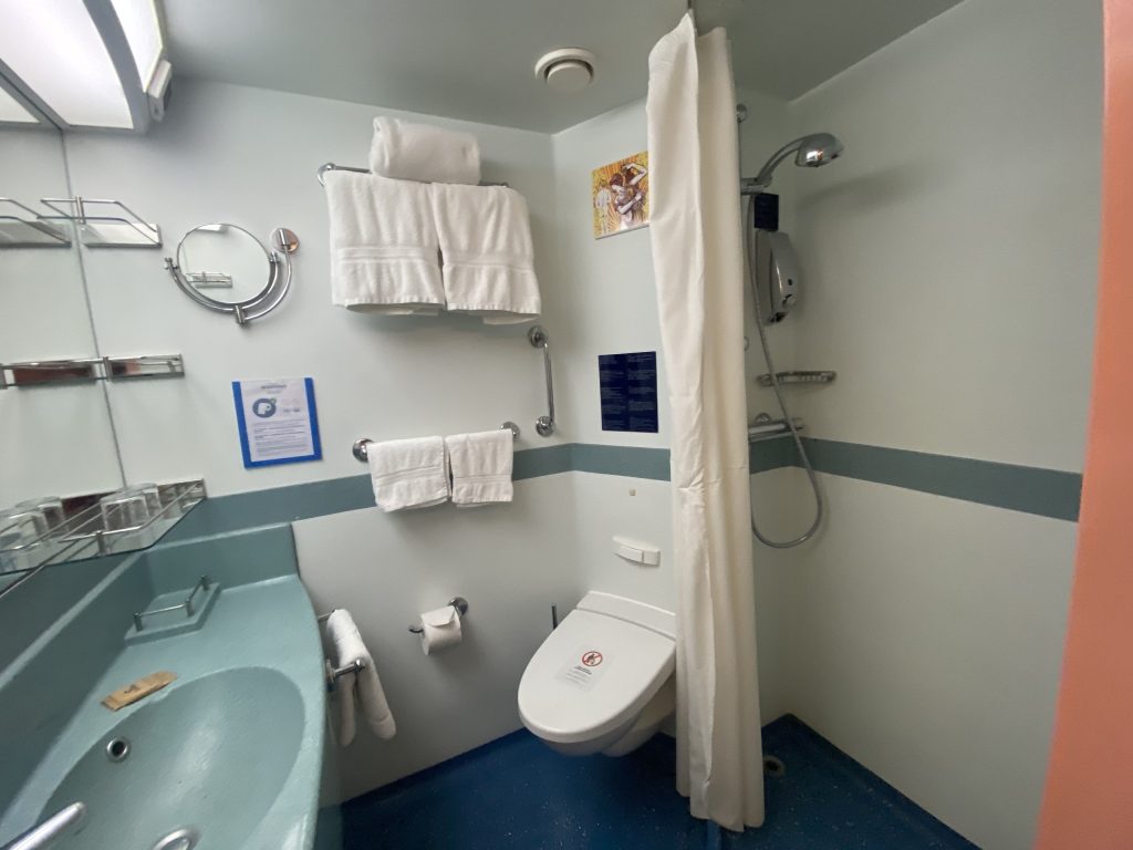 歌詩達陽台房衛浴