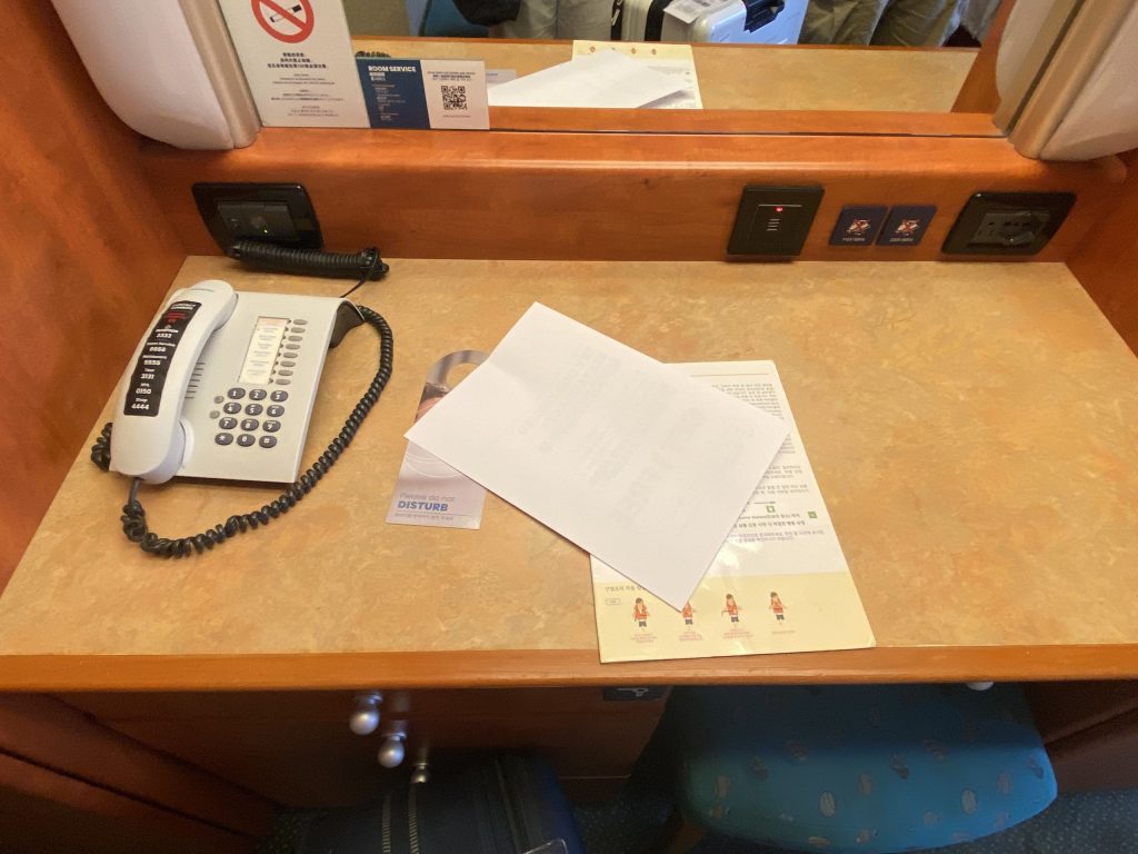 梳妝台與插座數（一個歐規220V和美規的110V插座，還有2個 USB 插座）