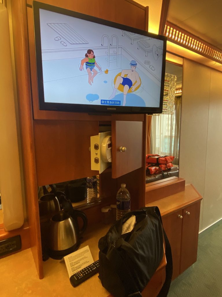 歌詩達陽台房：有電視可以看NHK, BBC等