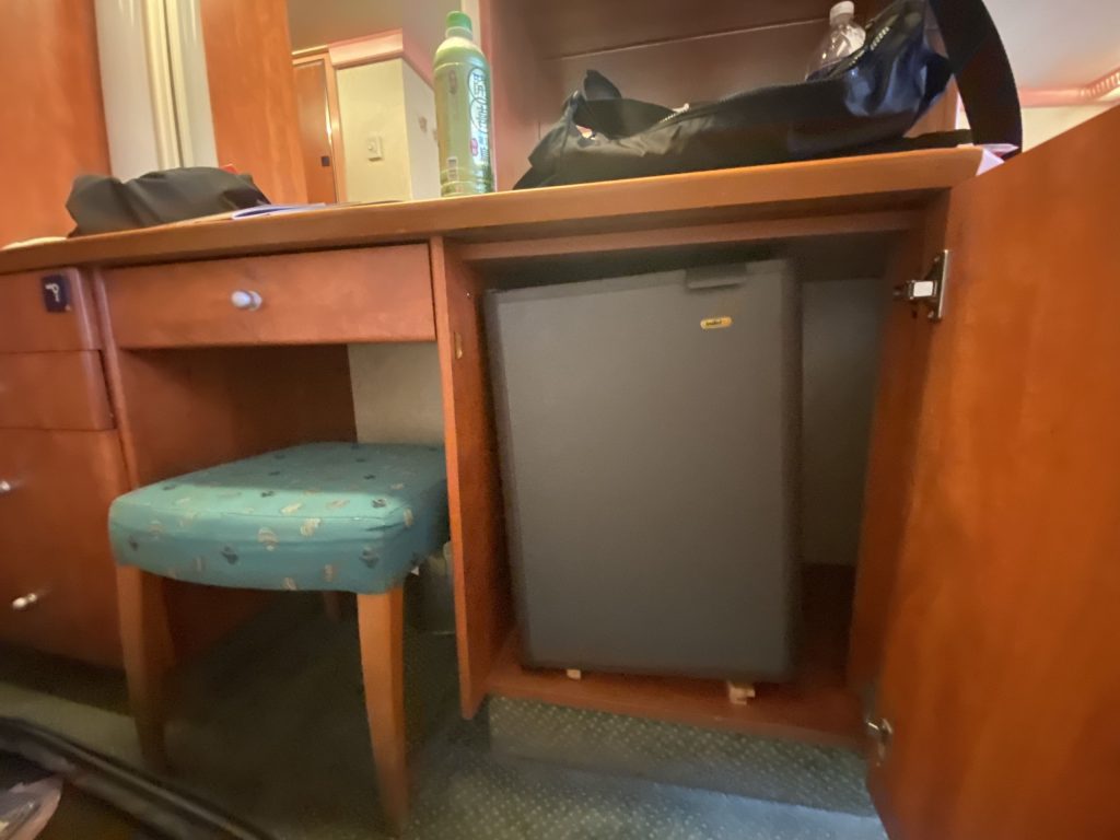 歌詩達陽台房：不是非常冷的小冰箱（勉強堪用）