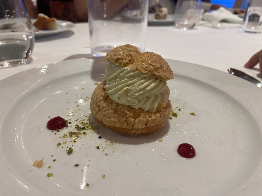 主餐廳：開心果奶油泡芙