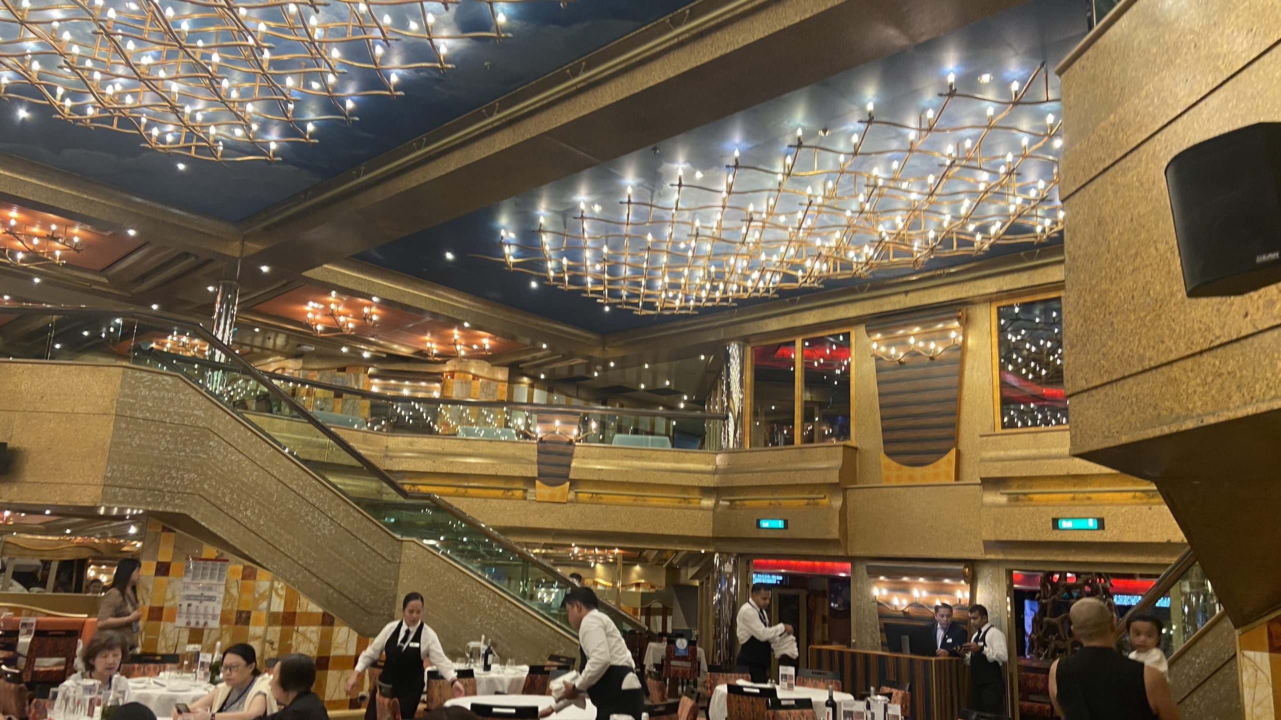 歌詩達免費主餐廳：3樓瑟瑞斯餐廳 