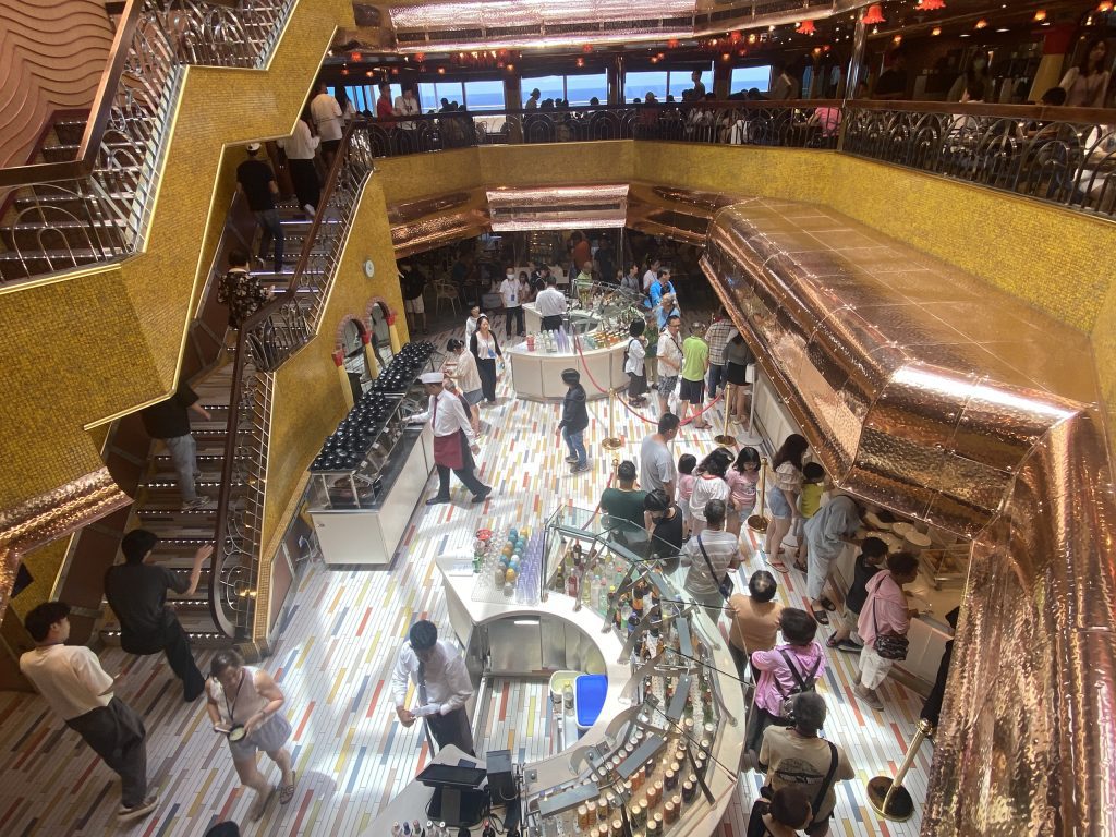 歌詩達免費餐廳：9樓波羅馬特自助餐廳，熱門用餐時間大排長龍