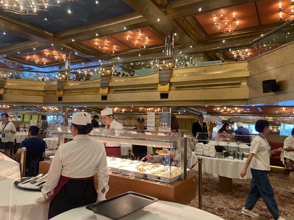 主餐廳在早餐時間也提供自助餐早餐服務，整體環境動線舒適很多