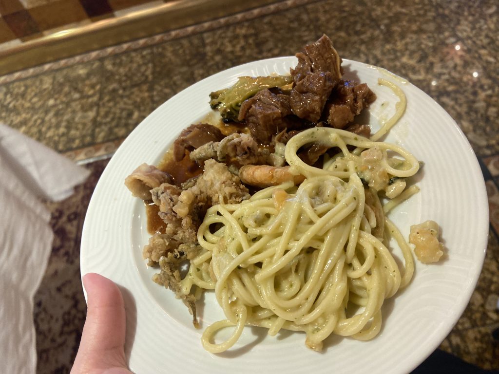 自助餐：奶油節瓜義大利麵＋炸海鮮＋滷牛肉